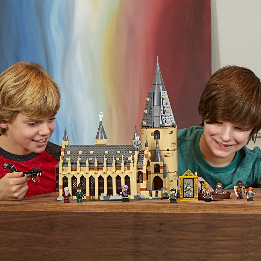 Building Kit and Magic Castle Toy (878 Pieces) H21776